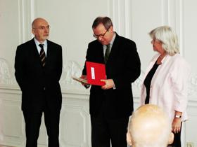 Presentation of the Hessian Homeland History Award of the State of Hesse 2006 by State Minister Udo Corts to the Chairwoman Gabriele C. Schmitt. On the left hand side the Head of the Hess. Landesamt für Denkmalpflege Prof. Gerd Weiß - Photo credits: Friedel Schultheis, Weimar-Roth