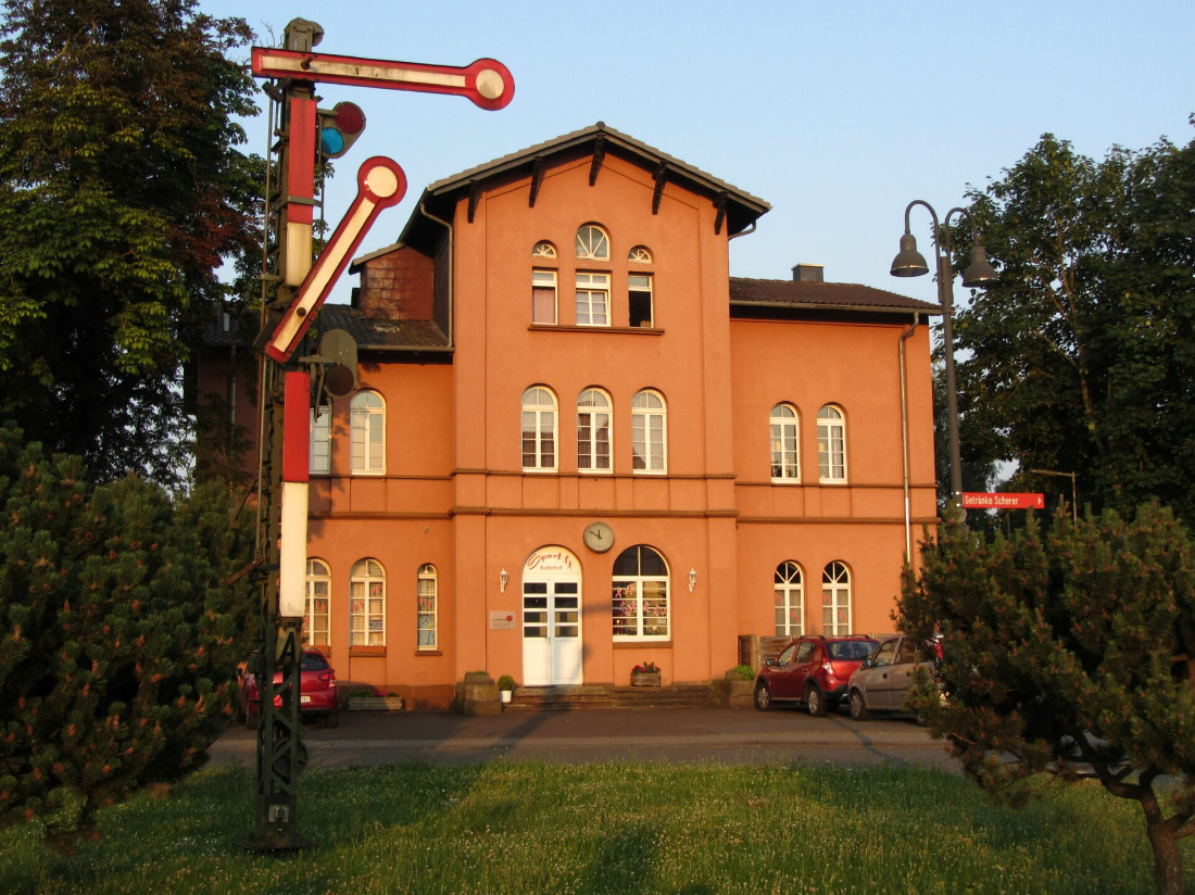 rotes Backsteingebäude mit Zugsignal